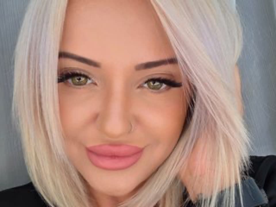 BustyEmaxx Jerkmate MILF cam model from Poland